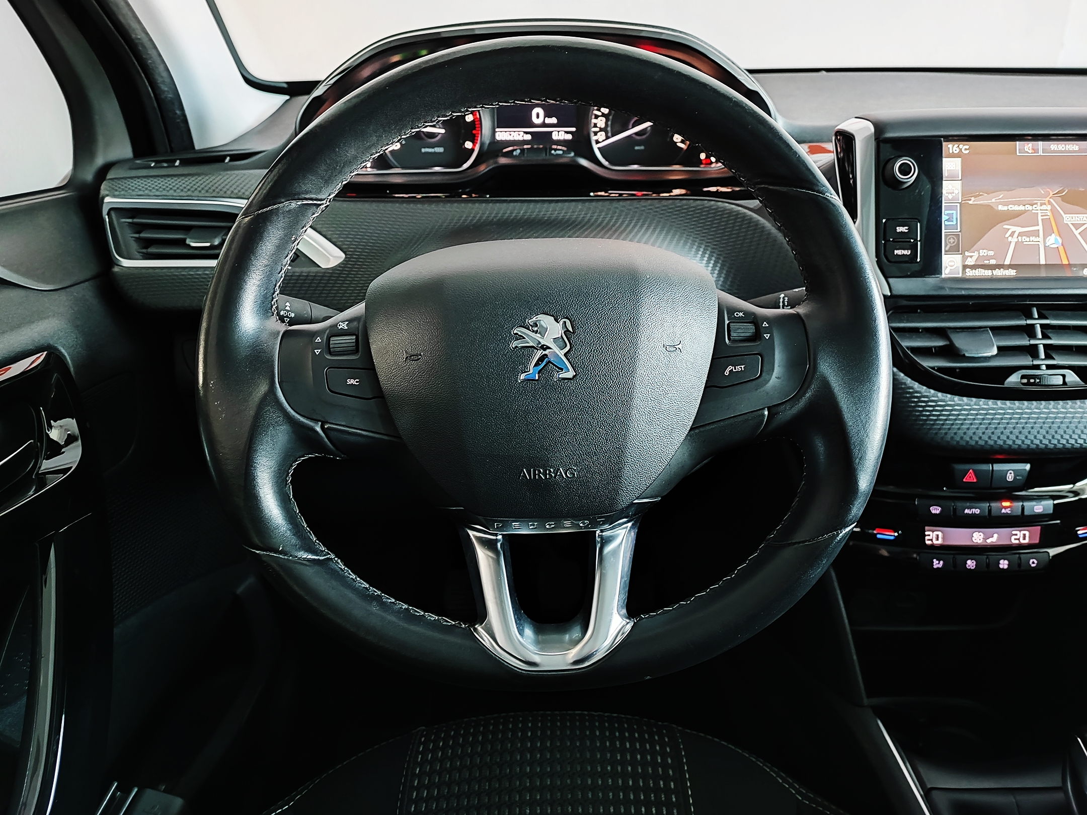 Peugeot 208 1.6 BlueHdi Allure | Imagem 12