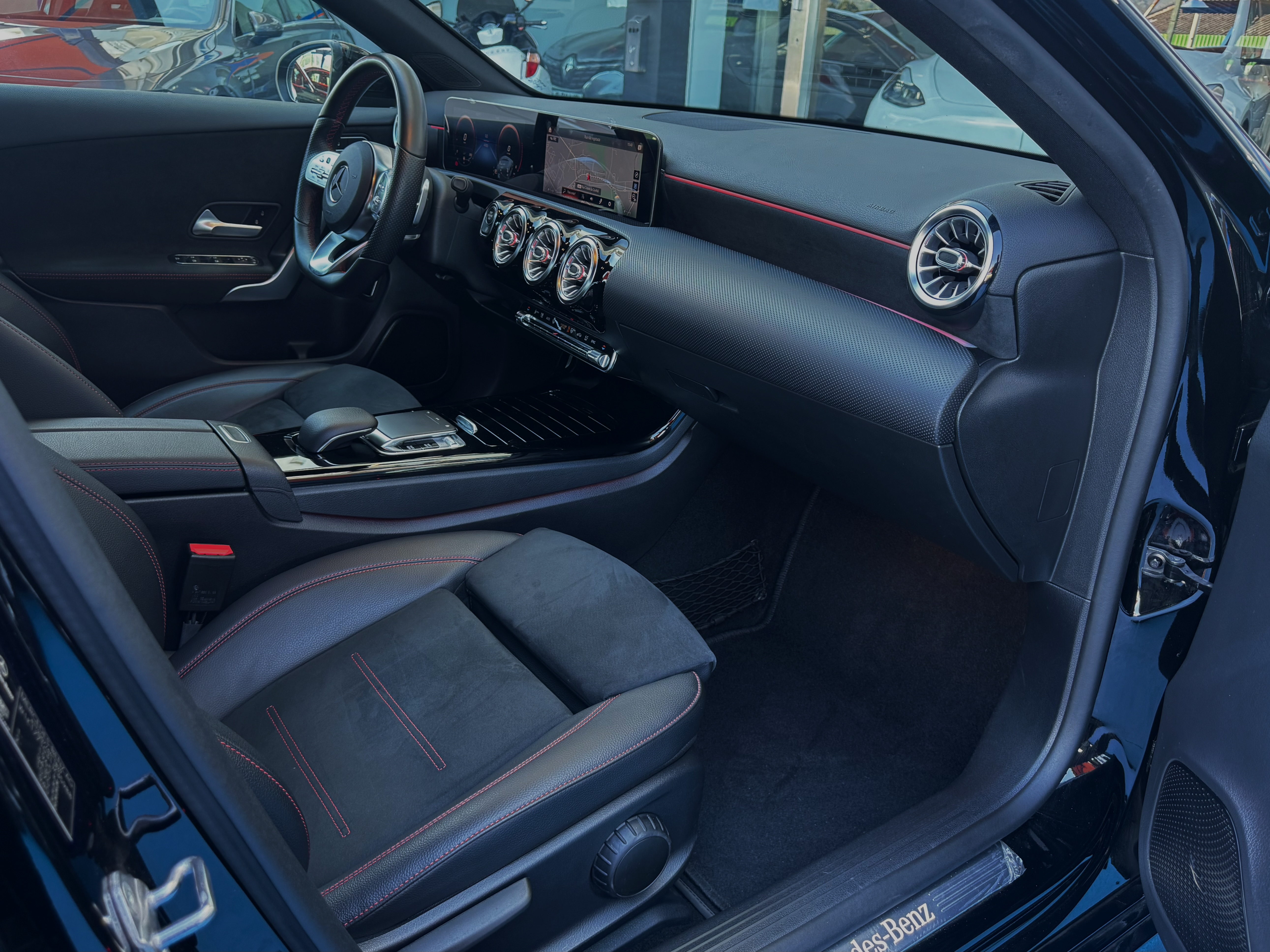 Mercedes-Benz A 180 d Limousine AMG Line | Imagem 8